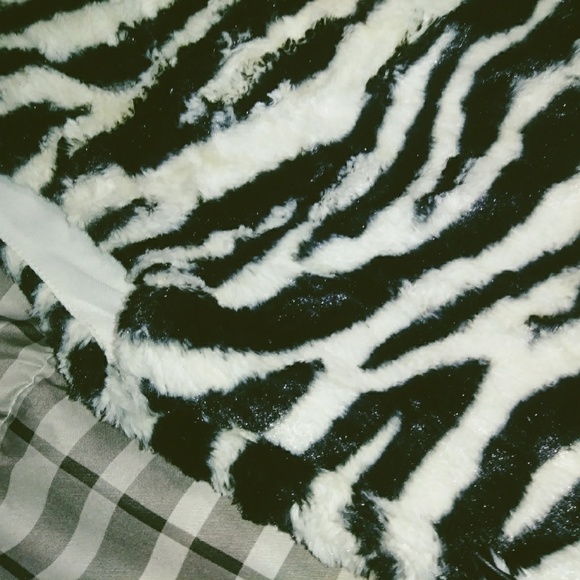 Girls fauk zebra "fur" vest - Picture 3 of 5